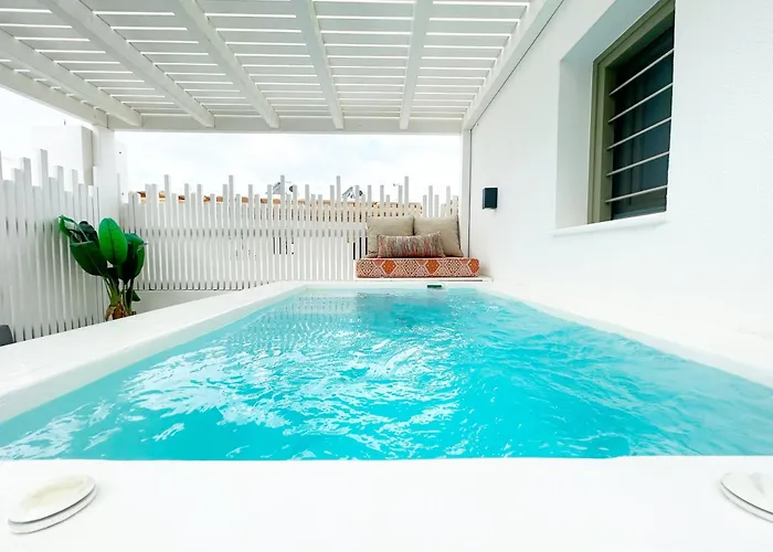 Дом отдыха Joelia In Paros With Private Jacuzzi!