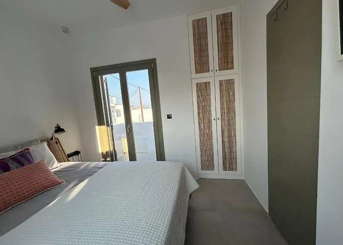Дом отдыха Joelia In Paros With Private Jacuzzi!