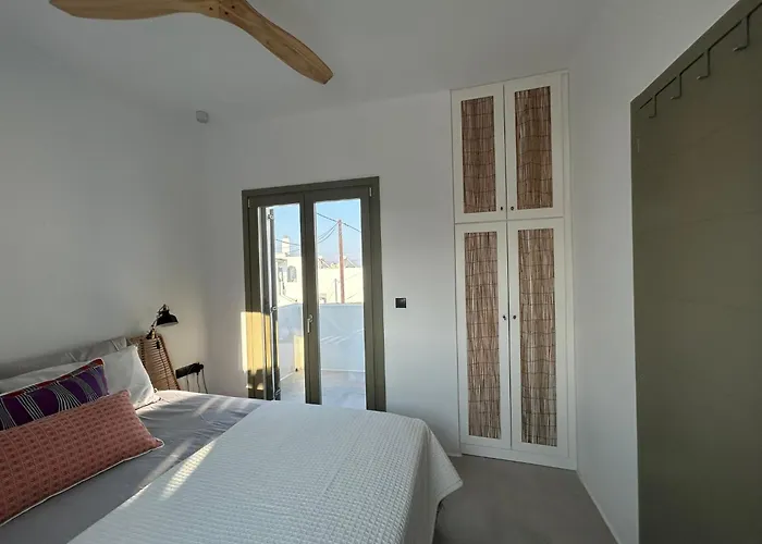 Дом отдыха Joelia In Paros With Private Jacuzzi! *